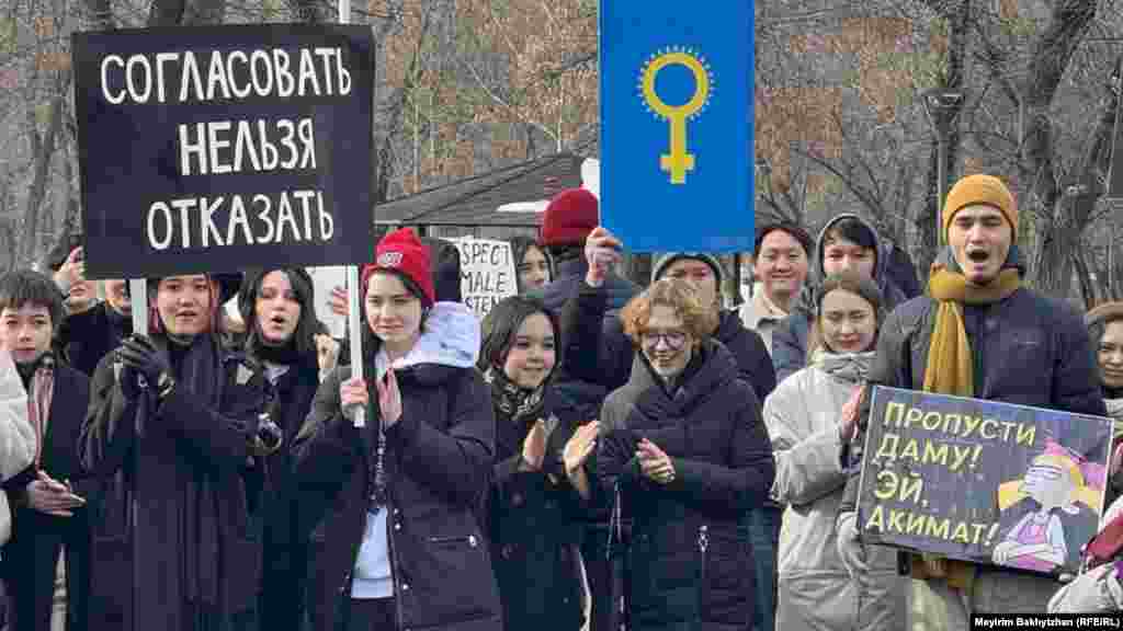 Его участницы призвали власти разрешить проведение женского марша и митинга 8 марта 2023 года в Алматы. Поддержать активисток пришли их друзья и знакомые. В руках у собравшихся были десятки плакатов, в основном адресованных властям