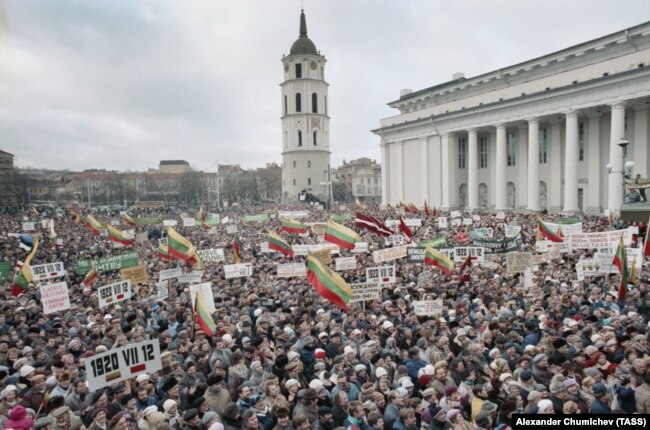 10 января 1990 года. Массовый митинг на Кафедральной площади Вильнюса, организованный горкомом движения "Саюдис"