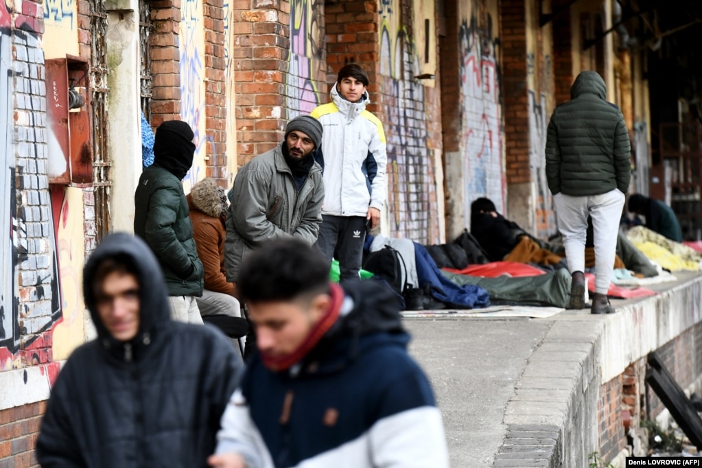 Emigrantët, kryesisht nga Afganistani, të mbështjellë me xhaketa dhe batanije për shkak të të ftohtit, presin në një platformë në stacionin hekurudhor në Rijeka në bregun e Adriatikut, në Kroacinë perëndimore.