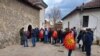 Група на граѓани чекаат влез во црквата Св Спас да одадат почит на гробот на Гоце Делчев 
