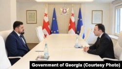 რაჟდენ კუპრაშვილი ანტიკორუფციული ბიუროს უფროსი (მარცხნივ) და ირაკლი ღარიბაშვილი, იმხანად საქართველოს პრემიერ-მინისტრი (მარჯვნივ); 10 თებერვალი, 2023