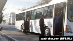 Jemgyýetçilik awtobusyna münýän ýolagçylar (Illýustrasiýa suraty)