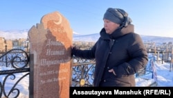 Шолпан Донбаева інісі Исатай Донбаевтың зираты басында. Тараз, 28 қаңтар, 2023 жыл.