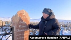 Шолпан Донбаева на могиле своего брата Исатая. Тараз, 28 января 2023 года