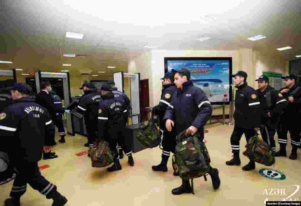Азербайджанские специалисты перед вылетом в Турцию, 7 февраля. Баку сообщил об отправке &laquo;сотен&raquo; спасателей