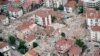 نمایی از ویرانی‌های برجای مانده از زلزله در ازمیت