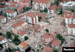 Pogled iz vazduha na Izmit posle zemljotresa, avgust 1999. godine.