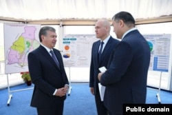 President Shavkat Mirziyoev (left) and Andrei Filatov of Altmax Holding (center)