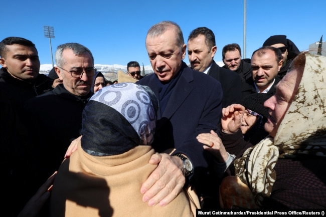 Presidenti Erdogan duke biseduar me banorët e mbijetuar nga tërmetet.
