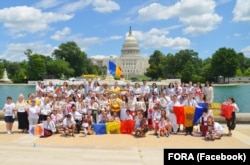 Cetățeni români și moldoveni, în fața clădirii Capitoliului din Washington, SUA, cu ocazia unui eveniment organizat în 2021 de Federația Organizațiilor Româno-Americane.