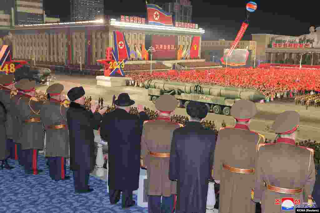 Udhëheqësi i Koresë së Veriut, Kim Jong Un, shikon parakalimin e ushtrisë dhe prezantimin e raketave gjatë paradës ushtarake për të shënuar 75-vjetorin e themelimit të ushtrisë së Koresë së Veriut, në sheshin Kim Il Sung në Pyongyang, Koreja e Veriut, shkurt 2023.
