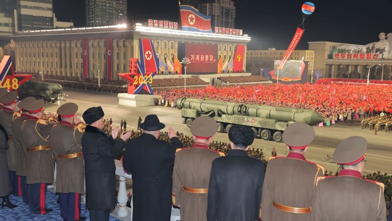 Kim Jong Un me vajzën ndjek paradën ushtarake