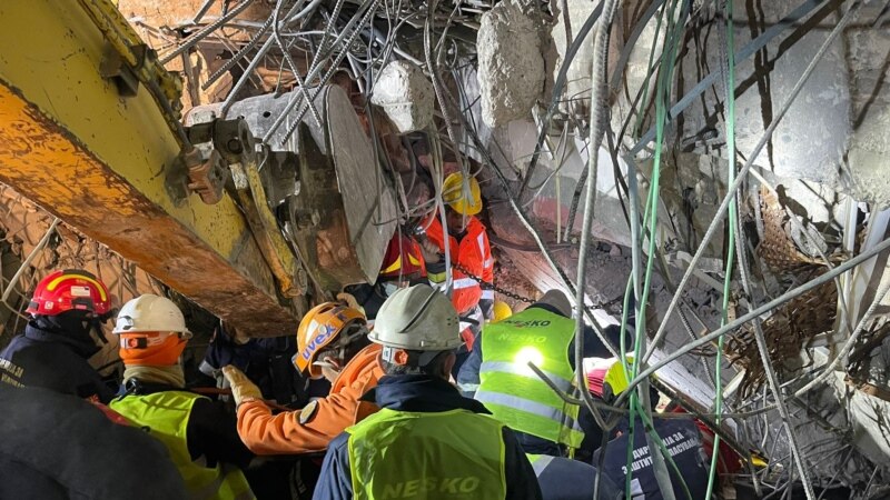 Македонските тимови на ДЗС спасија жена од под урнатините во Турција
