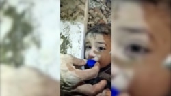 Video | Un copil prins între dărâmături primește apă cu un dop de sticlă 