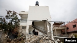 Palestinci provjeravaju štetu u kući koju su uništile izraelske trupe tijekom vojnog napada u Jerihonu, na Zapadnoj obali pod izraelskom okupacijom, 4. veljače 2023.