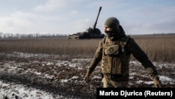 Украинский военный из 43-й отдельной артиллерийской бригады имени гетмана Тараса Трясила вблизи Бахмута, 5 февраля 2023 года