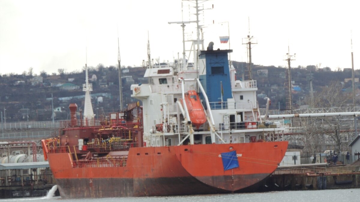 У порту Керчі закрили тканиною дані танкера, щоб уникнути санкцій – фото