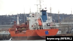 Танкер с закрытым названием и идентификационным номером в Керченском морском рыбном порту, Крым, 2023 год