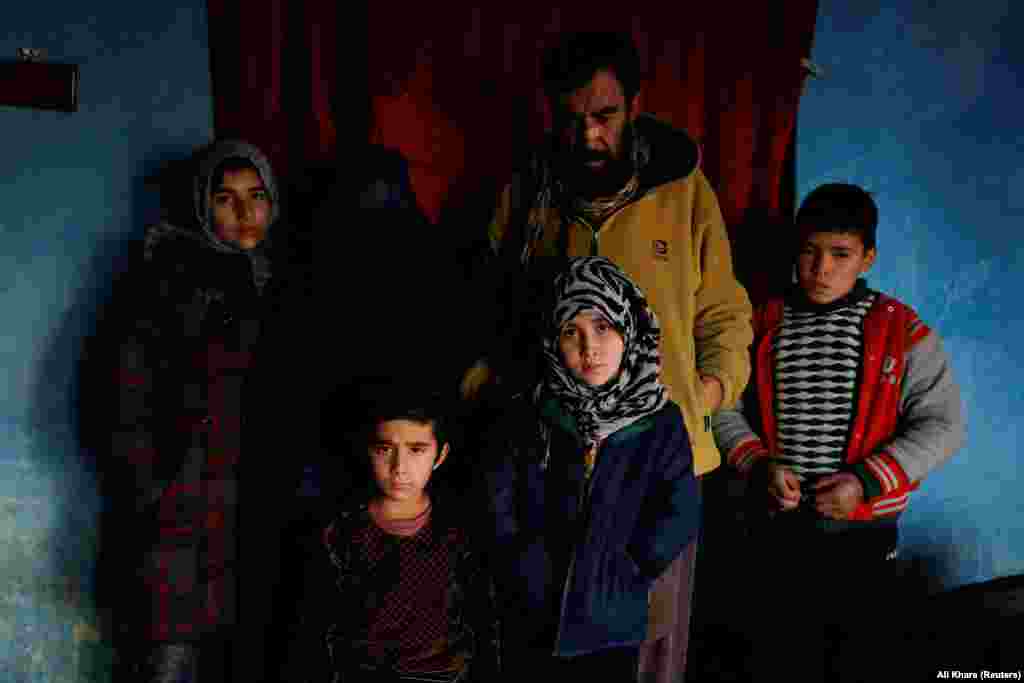 Familja e pikëlluar Mohammad duke pozuar për një fotografi në shtëpinë e saj në Kabul, më 30 janar. Nëna, Shamila, nuk ka asnjë fotografi të djalit të saj, Amrullahut, i cili vdiq në krahët e saj, por i kujtohet fytyra e foshnjës mjaft mirë. &ldquo;Ai kishte fytyrë të bardhë dhe të ndritur, sy të mëdhenj, hundë të vogël dhe flokë të zinj&rdquo;, ka thënë ajo.