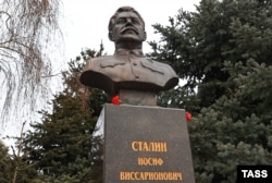 Бюст Иосифа Сталина на торжественной церемонии открытия бюстов Иосифа Сталина, Георгия Жукова и Александра Василевского на площади музея-панорамы "Сталинградская битва". Волгоград, февраль 2023 года