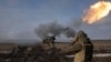 Украински воен персонал од 43-та тешка артилериска бригада пука врз позициите на руската армија кај Бахмут во регионот Доњецк, 5 февруари 2023 година. 