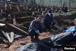 Каһраманмараш зиратында зилзилә корбаннарын җирләү