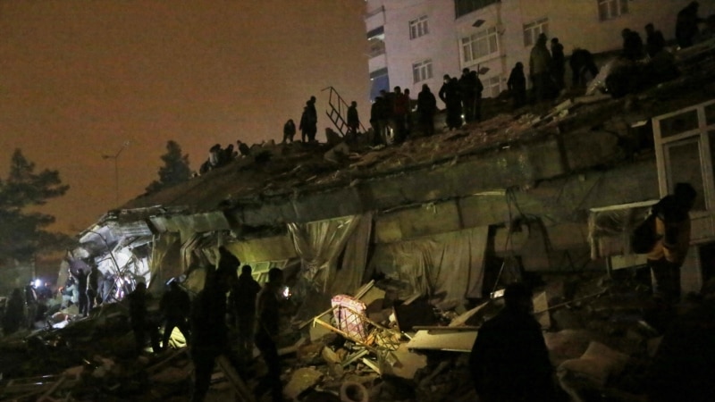 В Турции произошло мощное землетрясение: рухнули сотни зданий, погибли около 100 человек