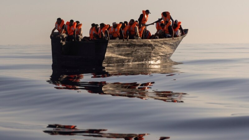 Mbi 40 migrantë vdesin pas fundosjes së anijes në Mesdhe