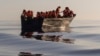 Një varkë me migratë në ishullin italian të Lampedusës. Fotografi nga arkivi. 