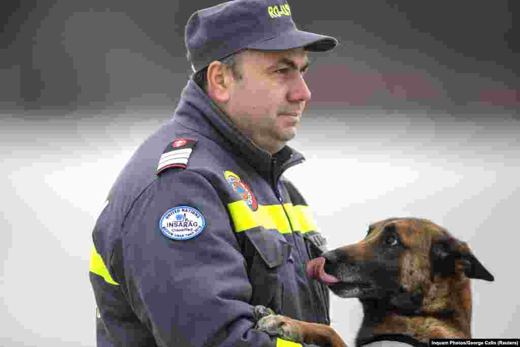 Кинолог и служебная собака на 90-й авиабазе в Румынии под Бухарестом. 60 румынских спасателей и четыре собаки вылетели в Турцию 6 февраля&nbsp;