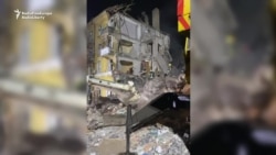 Echipele de salvare caută supraviețuitori în ruinele unui bloc de locuințe bombardat de ruși la Kramatorsk 