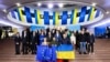Președintele Ucrainei, Volodimir Zelenski, prim-ministrul Denis Șmîhal și președinta Comisiei Europene, Ursula von der Leyen, alături de alți oficiali înainte de începerea summitului Ucraina-UE, Kiev, 2 februarie 2023