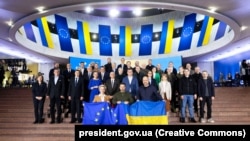 Президентът на Украйна Володимир Зеленски (в средата), министър-председателят Денис Шмихал (вдясно) и председателят на Европейската комисия Урсула фон дер Лайен позират за снимка с други официални лица преди началото на срещата на върха Украйна-ЕС в Киев на 2 февруари.