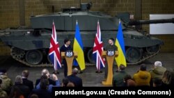 Президент Украины Владимир Зеленский (слева) и премьер-министр Великобритании Риши Сунак во время пресс-конференции на военной базе Bovington Camp, где проходят обучение украинские военные, 8 февраля 2023 года