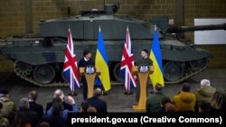 Володимир Зеленський із Ріші Сунаком на військовій базі Bovington Camp, 8 лютого 2023 року