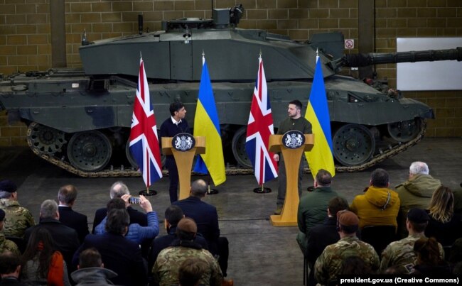 Президент України Володимир Зеленський (ліворуч) і премʼєр-міністр Великої Британії Ріші Сунак під час пресконференції на військовій базі Bovington Camp, де проходять навчання українські військові, 8 лютого 2023 року