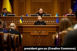 Volodimir Zelenszkij ukrán elnök beszédet mond a kijevi Verkhovna Radában február 7-én