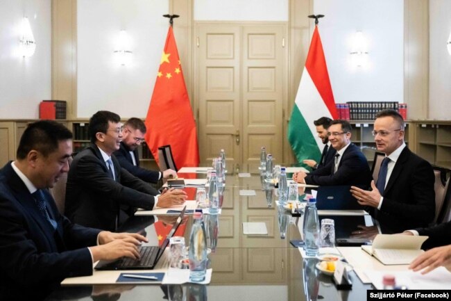 A kínai CATL cég képviselői Szijjártó Péter magyar külügyminiszterrel beszélnek 2022. október 3-án