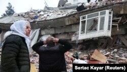 Люди ищут выживших под завалами после землетрясения в Диярбакыре, Турция. 6 февраля 2023 года 