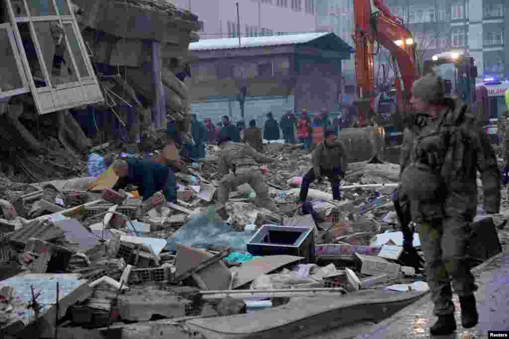 Пострадали не менее 10 крупных турецких городов, разрушены не менее 1700 домов. Крупные разрушения также зафиксированы в турецком городе Диярбакыре. На фото:&nbsp;люди ищут выживших под завалами после землетрясения в Диярбакыре, Турция, 6 февраля 2023 года