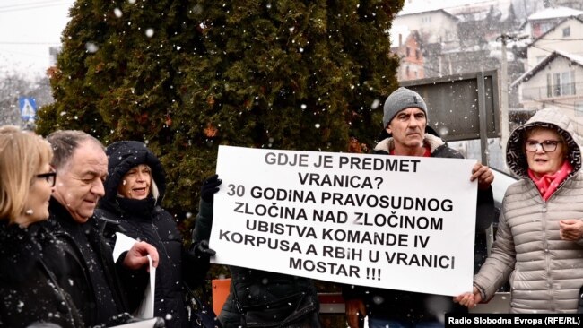 Neki od transparenata predstavnika udruženja, Sarajevo, 8. februar 2023.