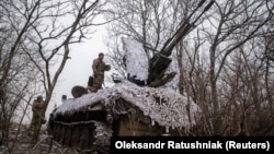 Українські військові на позиціях на лінії фронту в Донецькій області, 1 лютого 2023 року
