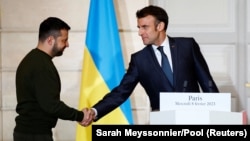 Ukraine's President Volodymyr Zelenskiy (left) and French President Emmanuel Macron (file photo)