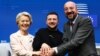 Presidentja e Komisionit Evropian Ursula von der Leyen, presidenti ukrainas Volodymyr Zelensky dhe presidenti i Këshillit Evropian Charles Michel shtrëngojnë duart në fund të një konference për shtyp gjatë samitit të liderëve evropianë në Bruksel, më 09 shkurt 2023