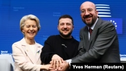 Presidentja e Komisionit Evropian Ursula von der Leyen, presidenti ukrainas Volodymyr Zelensky dhe presidenti i Këshillit Evropian Charles Michel shtrëngojnë duart në fund të një konference për shtyp gjatë samitit të liderëve evropianë në Bruksel, më 09 shkurt 2023