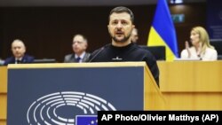 Președintele ucrainean Volodimir Zelenski se adresează Parlamentului European, în timpul celei de-a doua sale călătorii internaționale de la invazia Rusiei în Ucraina, Bruxelles, 9 februarie 2023.