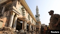 Vojnik i spasioci pregledavaju štetu nakon samoubilačkog napada u džamiji u Pešawaru, Pakistan, 31. januara 2023.