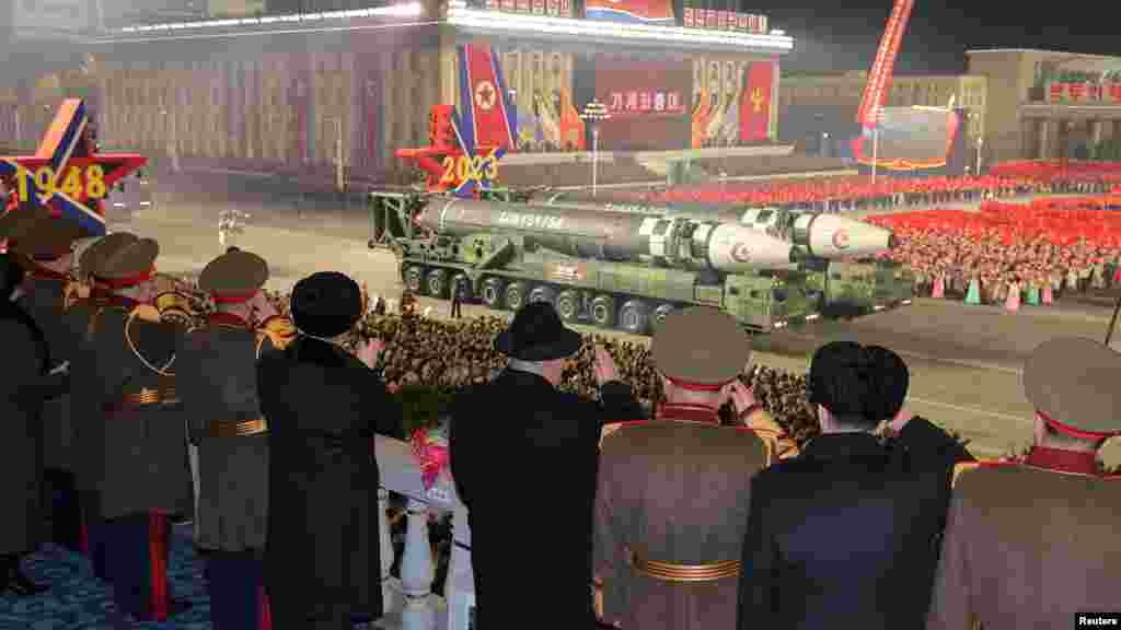 Természetesen&nbsp;Kim Dzsongun is részt vett a parádén. Itt éppen a rakéták felvonulását szemléli