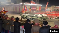 Lideri i Koresë së Veriut, Kim Jong Un, duke shikuar paradën ushtarake në përvjetorin e 75-të të themelimit të ushtrisë së Koresë së Veriut, 8 shkurt 2023.