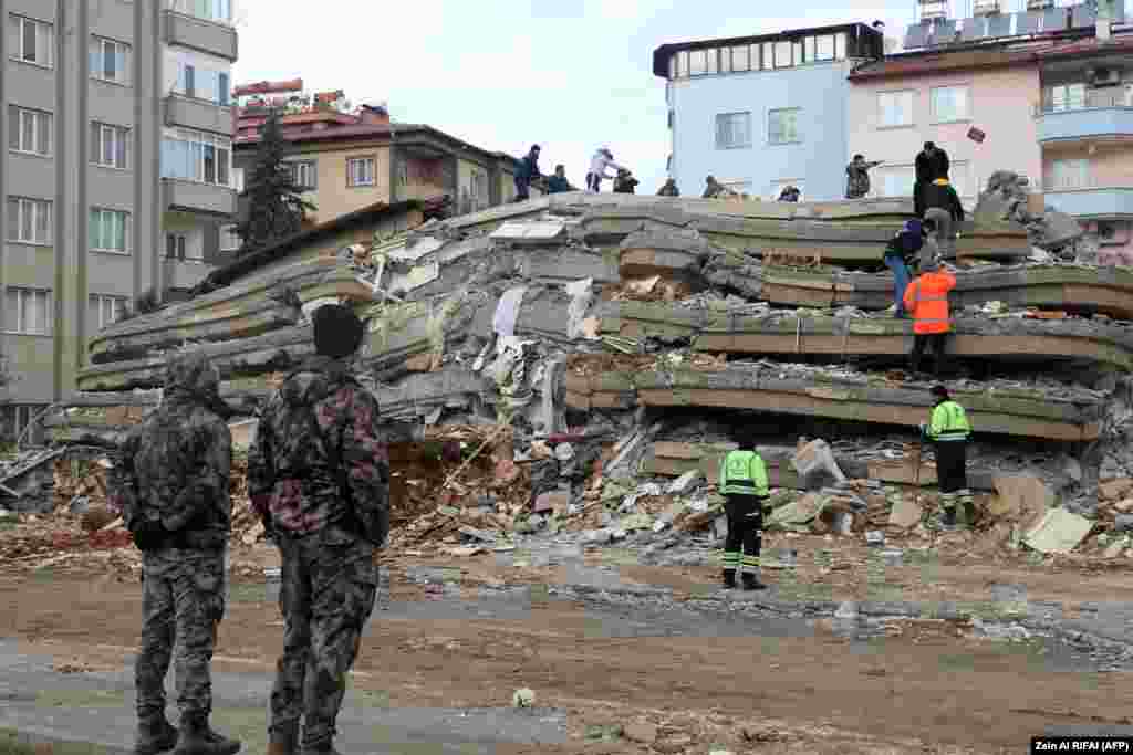 &bdquo;Gde su nestali svi naši porezi naplaćeni od 1999. godine?&quot;, upitao je jedan stanovnik Gaziantepa, misleći na namet nazvan &quot;porez na zemljotres&quot; koji je uveden nakon što je snažan zemljotres uništio velike delove severozapadne Turske i ubio 17.400 ljudi. Na fotografiji blokovi jedne od zgrada u Gaziantepu. &nbsp;